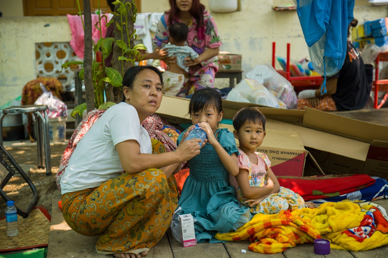 In Myanmar, a mother and her children seek shelter after the earthquake in Seinpan ward, Mandalay city on 1st April 2025. Photo: © WFP/Arete/Photolibrary